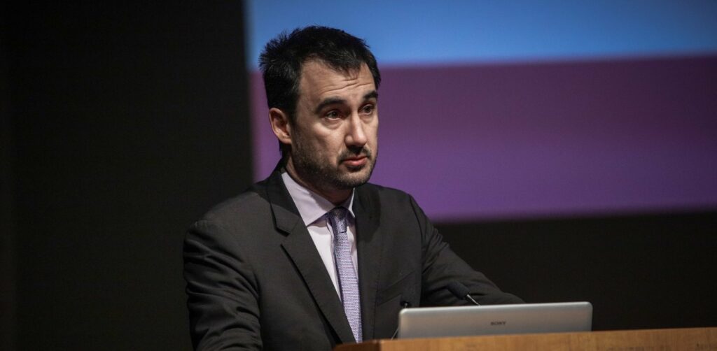 Χαρίτσης για προσφυγικό: Το μπάχαλο συνεχίζεται - Media