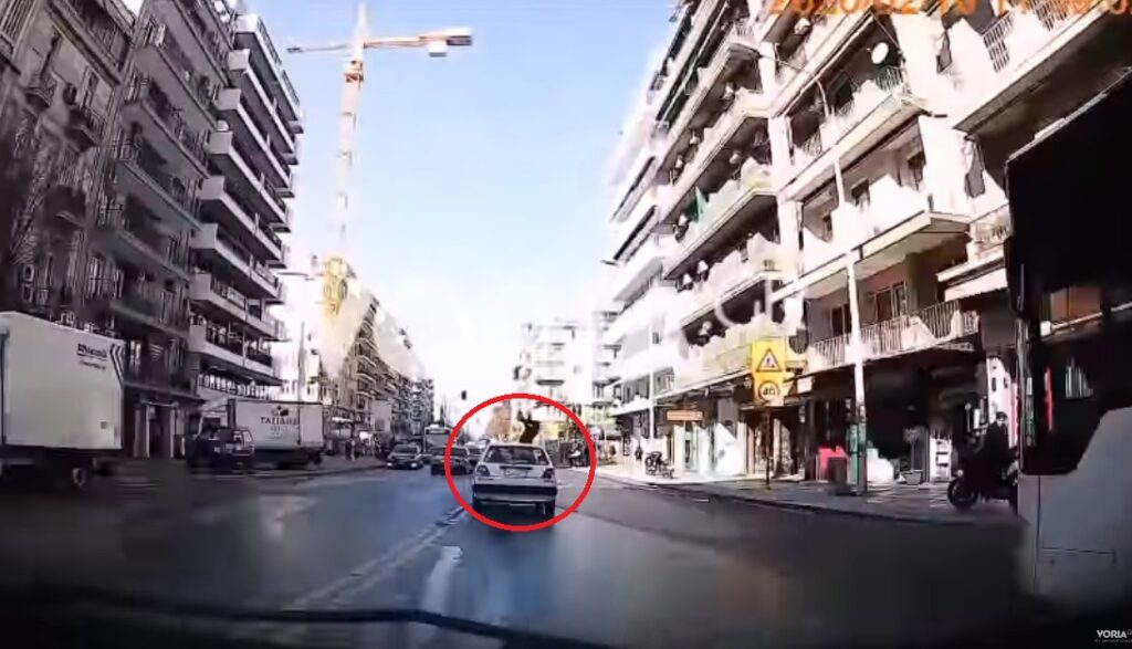 Θεσσαλονίκη: Βίντεο-σοκ από αυτοκίνητο που χτυπά πεζή - Επιχείρησε να διασχίσει την Εγνατία εκτός διάβασης - Media