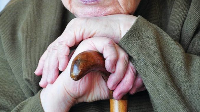 Care Drain: Το brain drain αφήνει «ορφανούς» τους γονείς - Τα παιδιά στο εξωτερικό, οι ηλικιωμένοι μόνοι - Media