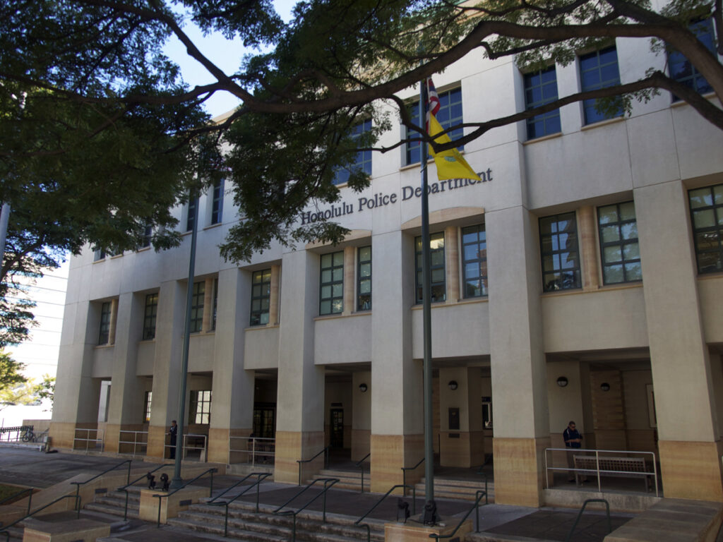 Χονολουλού: Αστυνομικοί υποχρέωσαν άστεγο να γλείψει ουρητήρια - Media