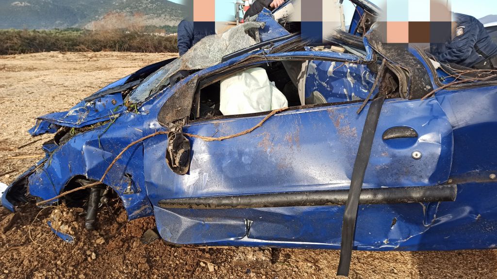 Τροχαίο με νεκρό στην Ε.Ο. Πρέβεζας-Ιωαννίνων - Συντρίμμια το αυτοκίνητο (Photos) - Media