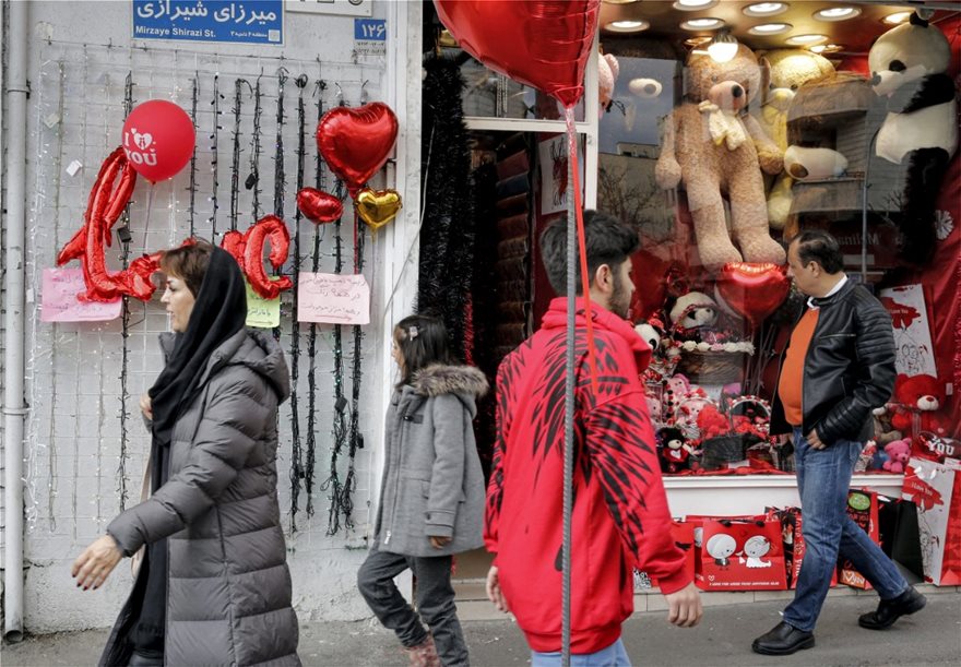 Πώς γιόρτασαν στο Ιράν τον Άγιο Βαλεντίνο (Photos) - Media