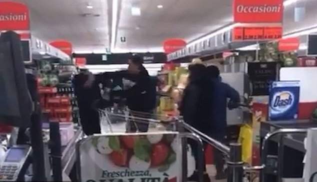 Κορωνοϊός: Ξύλο σε σουπερμάρκετ για λίγα τρόφιμα - Συνεχείς εκκλήσεις για ψυχραιμία (Video) - Media
