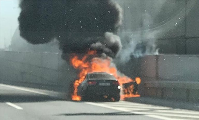 Αττική Οδός: Αυτοκίνητο τυλίχθηκε στις φλόγες - Ο οδηγός πρόλαβε να βγει (Video) - Media