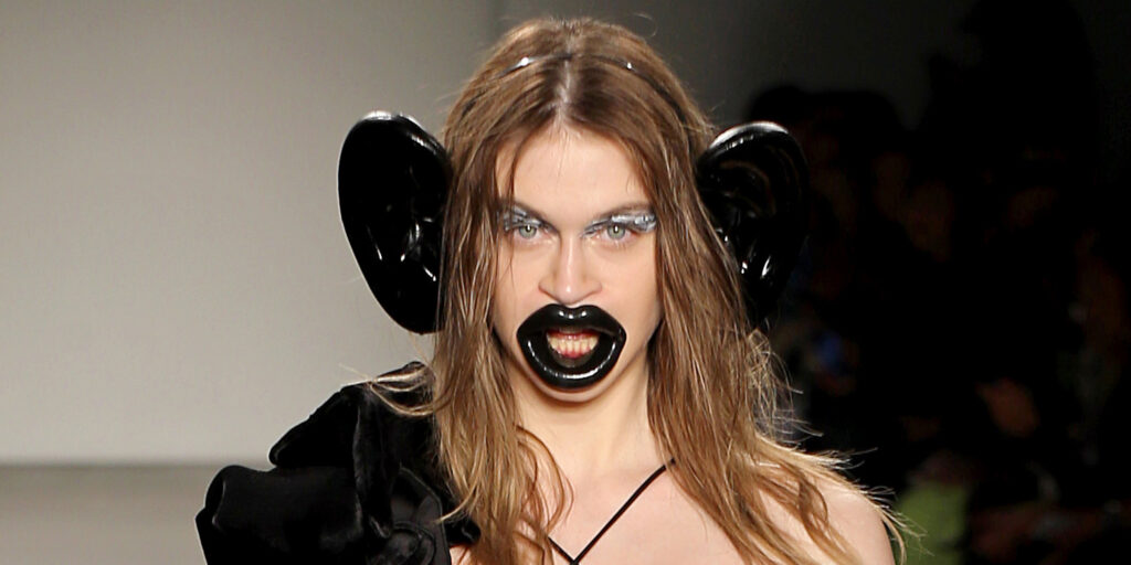 HΠΑ: Ανάγκασαν μοντέλο να …φορέσει υπερμεγέθη αυτιά και φουντωτά φρύδια - Media