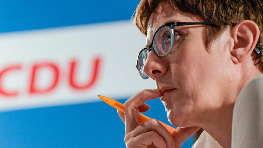 Γερμανία: H Ανεγκρετ Κραμπ-Καρενμπάουερ παραιτείται από την προεδρία του CDU  - Media