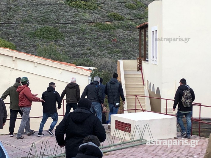 Χίος: Κάτοικοι εισέβαλαν σε ξενοδοχείο που μένουν αστυνομικοί και τους πέταξαν τα ρούχα στον δρόμο (Photos/Video) - Media