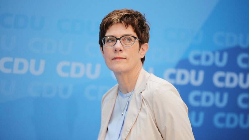 Η Καρενμπάουερ προσπαθεί να... συμμαζέψει τα ασυμμάζευτα: Θα κάνει πρόταση για την προεδρία του CDU - Media