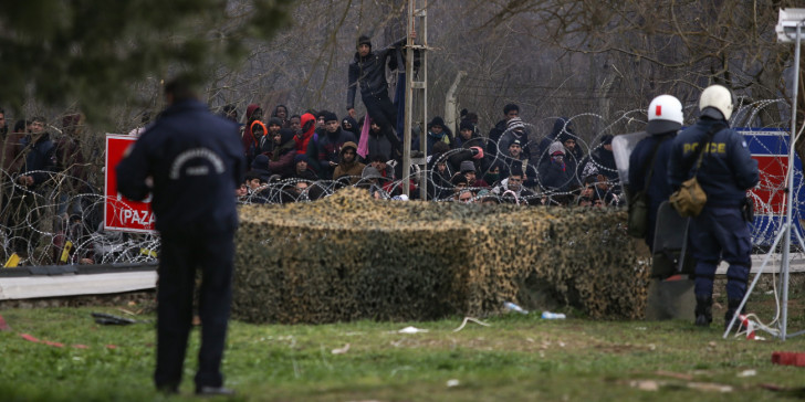 Έβρος: Δύσκολη νύχτα στις Καστανιές - Χιλιάδες μετανάστες και πρόσφυγες παραμένουν στα σύνορα - Media