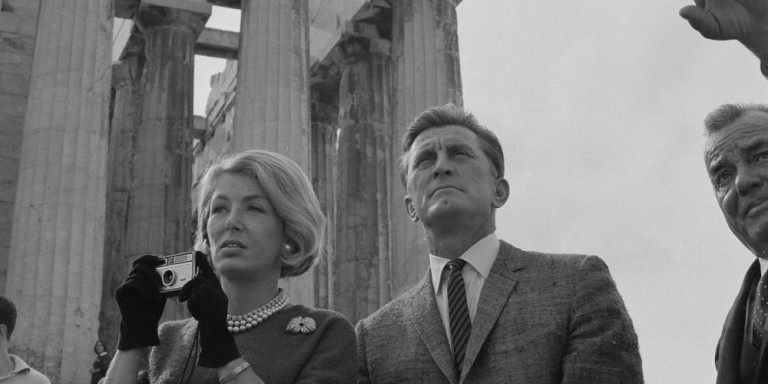 Κερκ Ντάγκλας: Ποιος Eλληνας τον φωτογράφισε στην Ακρόπολη πριν από 55 χρόνια (Photos) - Media