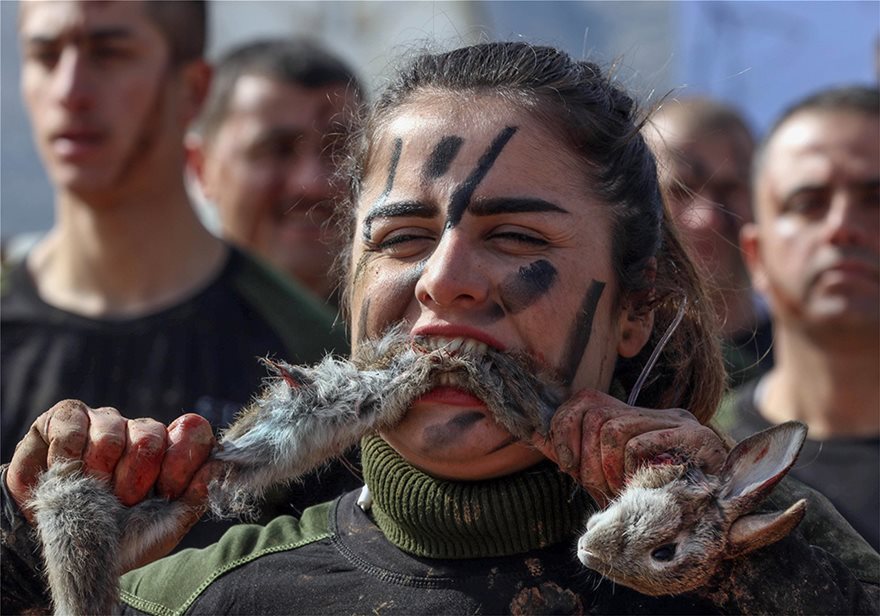 Γυναίκες Πεσμεργκά δαγκώνουν φίδια και κουνέλια σε τελετή αποφοίτησης Κούρδων αξιωματικών (Photos) - Media
