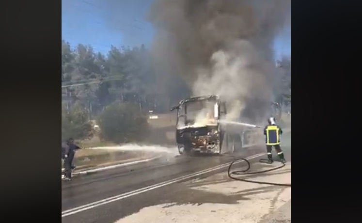 Λεωφορείο του ΚΤΕΛ Κιλκίς έπιασε φωτιά εν κινήσει - Κάηκε ολοσχερώς (Video) - Media