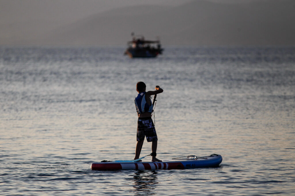 Προς πρώτο πρόστιμο σε κωπηλάτη που βγήκε στα ανοιχτά με μποφόρ - Χρειάστηκε συνδρομή του Λιμενικού - Media