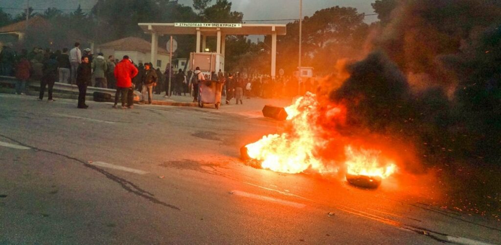 Νύχτα «κόλασης» στη Λέσβο: Νέες συγκρούσεις έξω από το στρατόπεδο Κυριαζή - Υποχώρησε η πόρτα της πύλης (Photos|Video) - Media