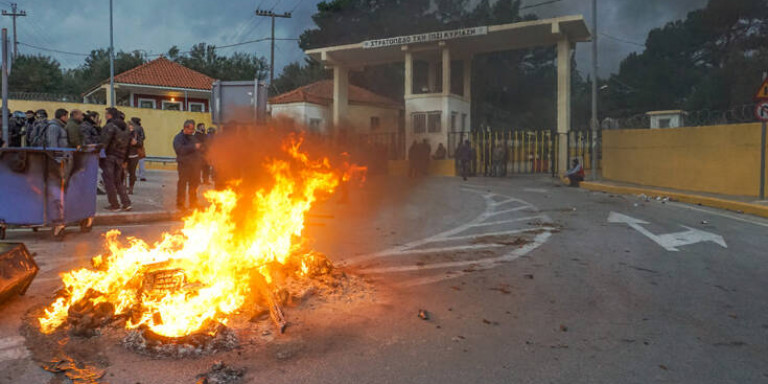 Χάος στη Λέσβο: Πολίτες με όπλα εναντίον αστυνομικών, αναφορές για τραυματίες - Νέα εισβολή σε ξενοδοχείο με ΜΑΤ (Video) - Media