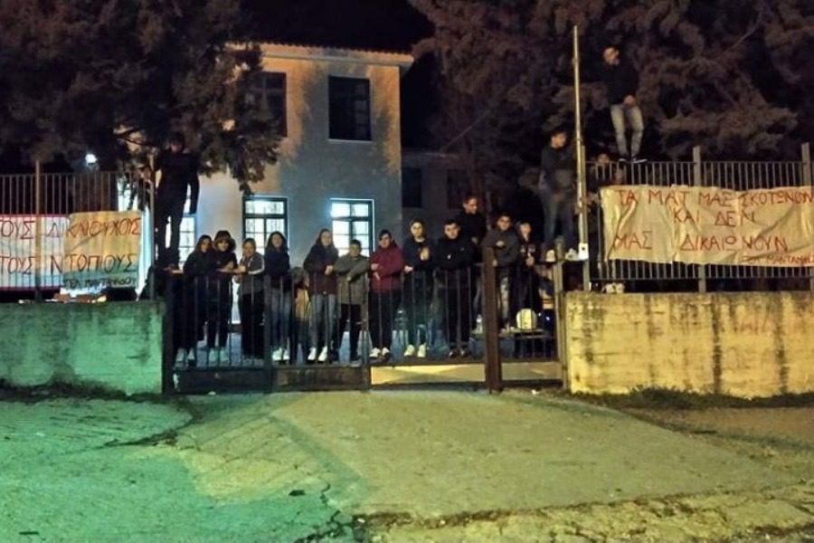 Λέσβος: Στο Μανταμάδο οι μαθητές απαντούν σε καταστολή και ξενοφοβία -  «Άσυλο στους δικαιούχους βοήθεια στους ντόπιους»! (Photo) - Media