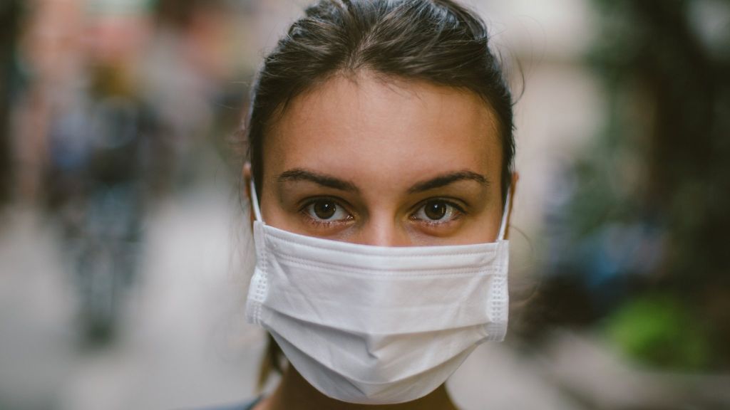 Πώς εφαρμόζουμε σωστά τη χειρουργική μάσκα - Όσα χρειάζεται να ξέρουμε - Media