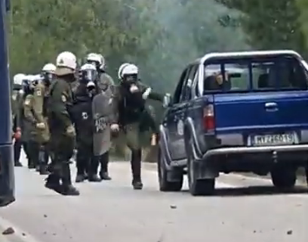 Η ντροπή της αστυνομίας: Νέα βίντεο με ΜΑΤ να σπάνε αυτοκίνητα κατοίκων (Videos/Photos) - Media