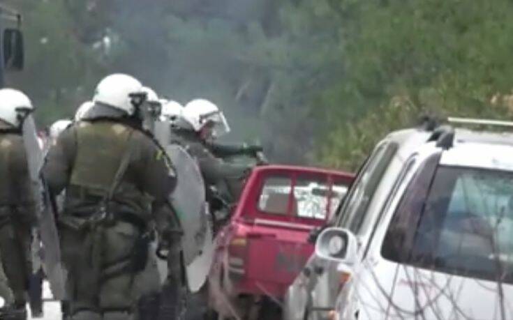 Λέσβος: Μπαχαλάκηδες τα ΜΑΤ -Σπάνε αυτοκίνητα κατοίκων! (Video) - Media