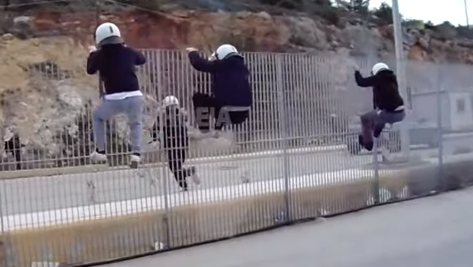 Χίος: Απίστευτοι χουλιγκανισμοί και καταστροφές από ΜΑΤ – Φώναζαν «τρέξτε π@τ@νες» κρατώντας ρόπαλα με αλυσίδες! (Video) - Media