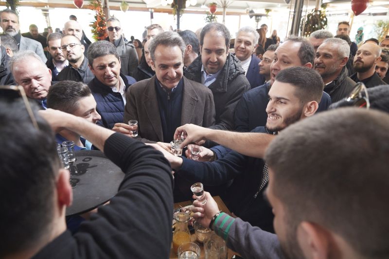 «Κυριάκο βάστα δυνατά του κράτους το τιμόνι»: Μαντινάδες, τσικουδιές και «σέλφι» στο Ρέθυμνο (Photos) - Media Gallery 6