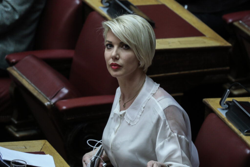 Κατερίνα Μονογυιού: Γεννημένη... ρήτορας στη βουλή, τη «γλεντάει» το twitter (Video) - Media
