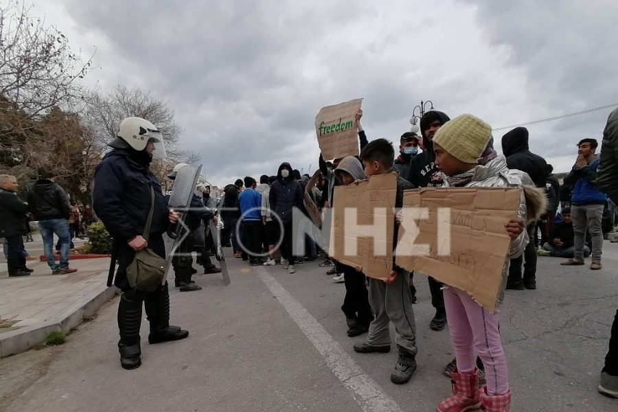 Λέσβος: Επεισόδια σε πορεία χιλιάδων αιτούντων ασύλου στη Μόρια - ΜΑΤ ψεκάζουν με χημικά μικρά παιδιά (Videos/Photos) - Media