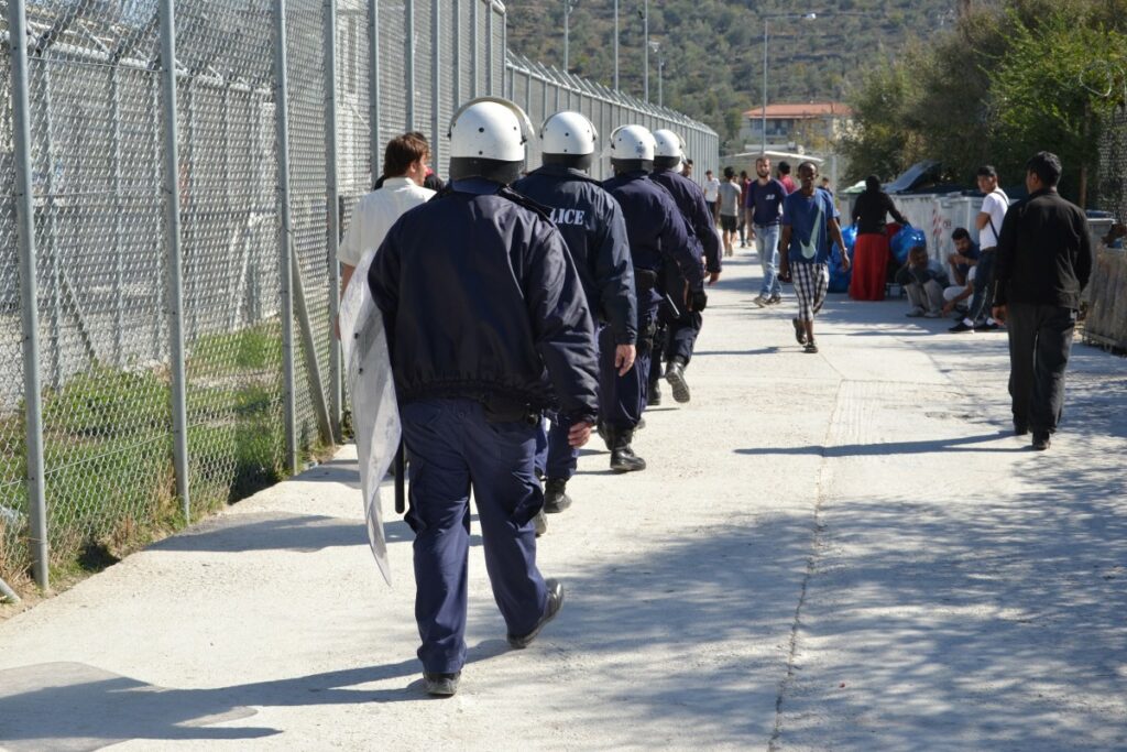 «Αγανακτισμένος κάτοικος» της Μόριας φωτογραφιζόταν με τον Κασιδιάρη (Photos) - Media