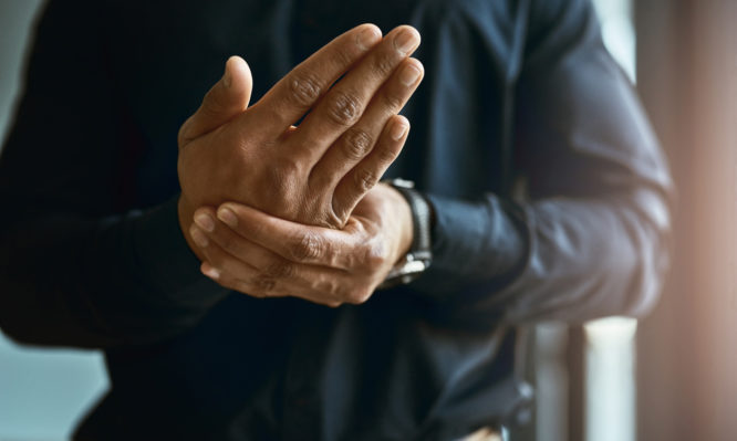 Μούδιασμα χεριών: Τι προμηνύει για την υγεία  - Media