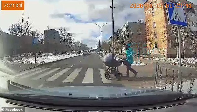 Σοκαριστικό βίντεο: Μεθυσμένος οδηγός χτυπάει καροτσάκι μωρού με το αυτοκίνητο του και το πετάει μέτρα μακριά (Video) - Media
