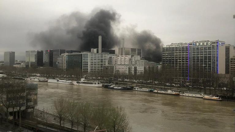 Πυρκαγιά και ταραχές στο Παρίσι (Video) - Media