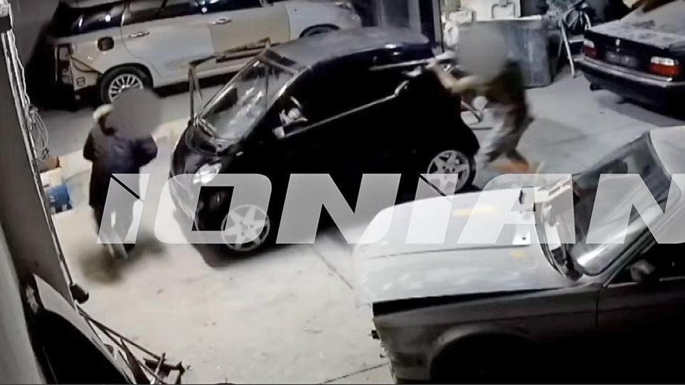 Φονικό στο φανοποιείο: Έτρεχαν γύρω-γύρω από Smart κραδαίνοντας τα όπλα τους! (Video) - Media
