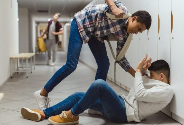 Πάτρα: Νέο κρούσμα σχολικής βίας - 19χρονος έσπασε το σαγόνι ανήλικου συμμαθητή του  - Media
