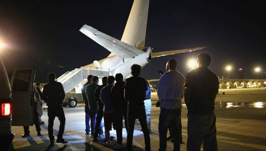 Με «χρυσές» πτήσεις τσάρτερ οι απελάσεις μεταναστών - Εκατομμύρια ευρώ το κόστος - Media
