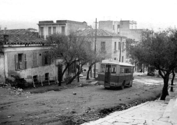 Πόσα θα δίνατε το 1932 για να αγοράσετε σπίτι σε αυτόν τον χωματόδρομο της Αθήνας; - Media