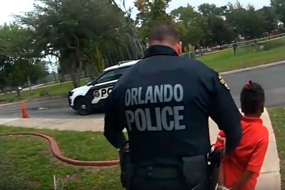 ΗΠΑ: Αστυνομικός περνάει χειροπέδες σε 6χρονη μέσα στο σχολείο - «Σας παρακαλώ δώστε μου μια δεύτερη ευκαιρία» (Video) - Media