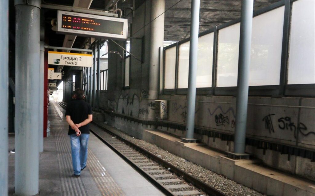 K. Αχ. Καραμανλής: Η κυβέρνηση δεν εκβιάζεται - Ξεκίνησαν δρομολόγια του Προαστιακού - Media