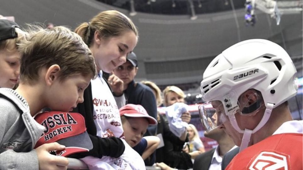 Ρωσία: Αυτόγραφο του Πούτιν πουλήθηκε πιο ακριβά από αυτόγραφο του Γκαγκάριν - Media