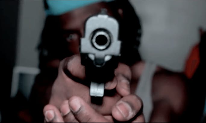 Πιτσιρικάς ράπαρε με όπλο - Όταν εκπυρσοκρότησε η μάνα του τον «πλάκωσε» στις σφαλιάρες (video)  - Media
