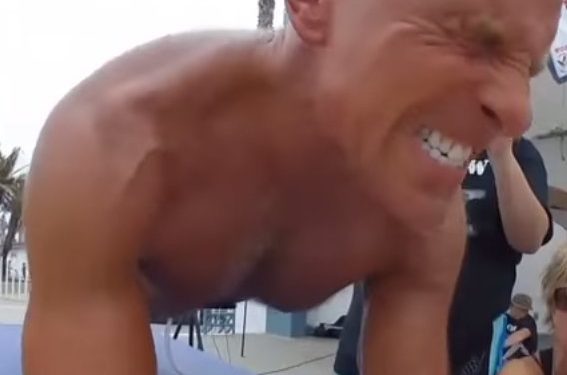 Ατσάλινος: 62χρονος έσπασε το ρεκόρ σανίδας με 8 ώρες και 15 λεπτά (Video) - Media