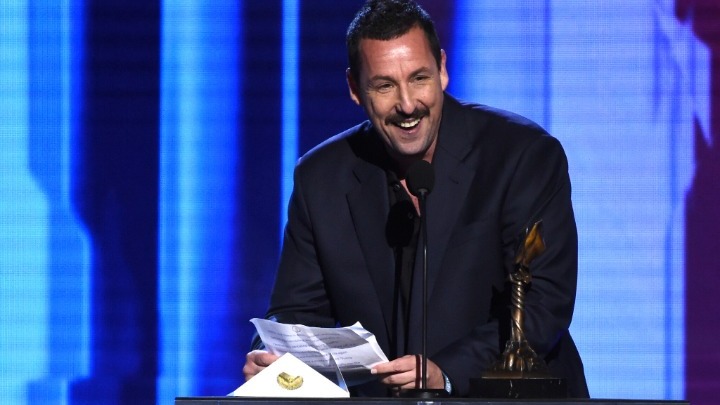 Ανταμ Σάντλερ: Ανέβηκε να πάρει το βραβείο του και ξέσπασε κατά των Όσκαρ (Video) - Media