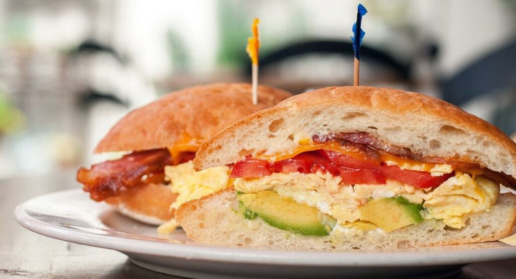 Ο «Σκρουτζ» της χρονιάς: Έβγαζε χιλιάδες ευρώ αλλά έκλεβε τα σάντουιτς του προσωπικού από την κουζίνα! (Photos) - Media