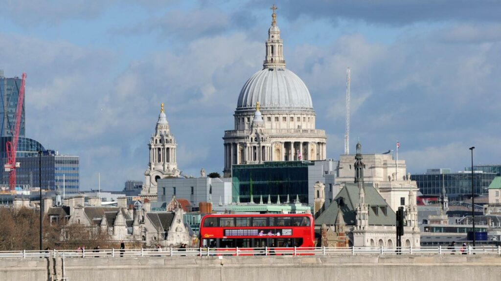 Γυναίκα παραδέχεται ότι σχεδίαζε βομβιστική επίθεση στον καθεδρικό ναό του Αγίου Παύλου στο Λονδίνο (Photo) - Media