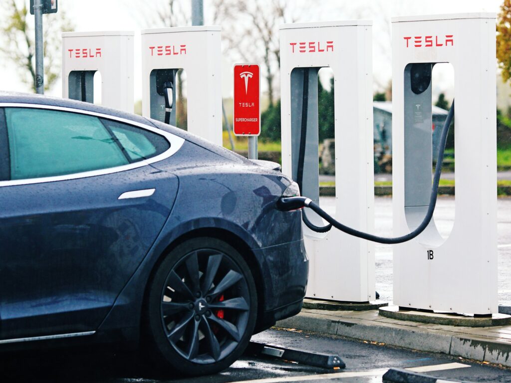 Η Tesla θέλει να φτιάξει... ηλεκτρική λεωφόρο στην Ελλάδα με πρότζεκτ 70 εκατ. ευρώ - Media