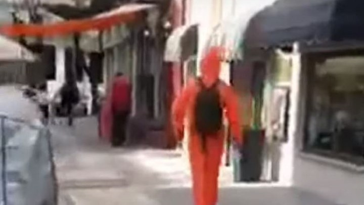 Για καφέ στη Θεσσαλονίκη: Με στολή βιολογικού πολέμου και μάσκα αερίων (Video) - Media