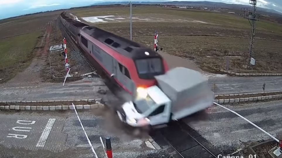 Τρένο συντρίβει φορτηγάκι που παραβίασε φυλασσόμενη διάβαση - Επέζησε ο οδηγός (Video) - Media
