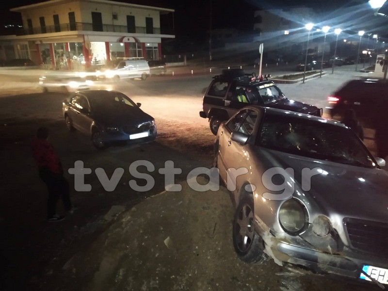 Σοκ στο Αλιβέρι: Αυτοκίνητα έπεσαν πάνω σε εφήβους μετά από σφοδρή σύγκρουση - Media