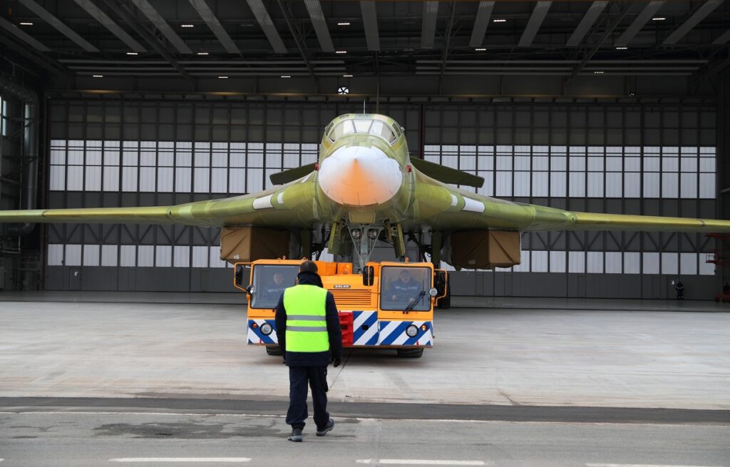 Ρωσία: Παρθενικό ταξίδι για το εκσυγχρονισμένο Tu-160M - Το εμβληματικό σοβιετικό βομβαρδιστικό με τις πυρηνικές βόμβες!  (Video) - Media