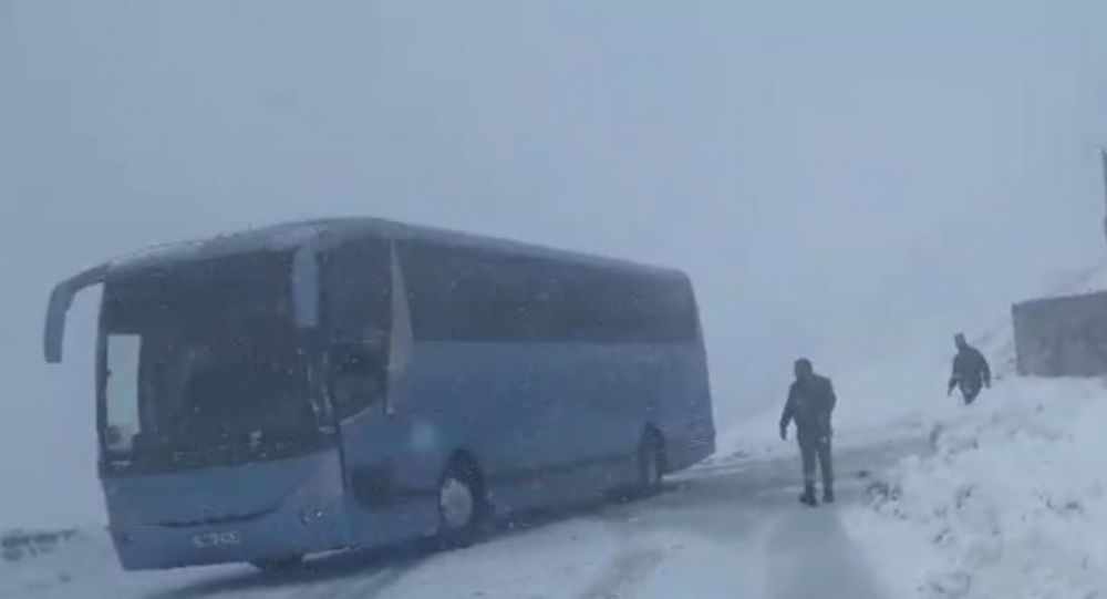 Λεωφορείο με 20 μαθητές εγκλωβίστηκε στο Καρπενήσι λόγω του χιονιού (Video) - Media