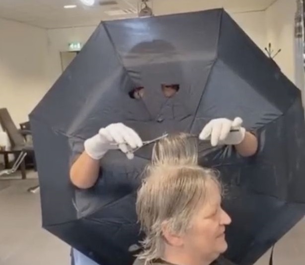 Ολλανδία: Κομμώτρια έφτιαξε στολή από ομπρέλα για να κουρεύει τους πελάτες της (Photos) - Media